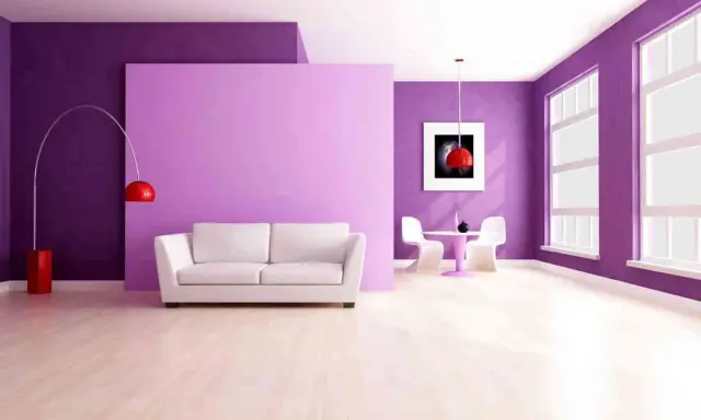 Sala moderna con paredes en **lila color** y morado, sofá blanco, mesa y sillas, y un suelo de madera clara.