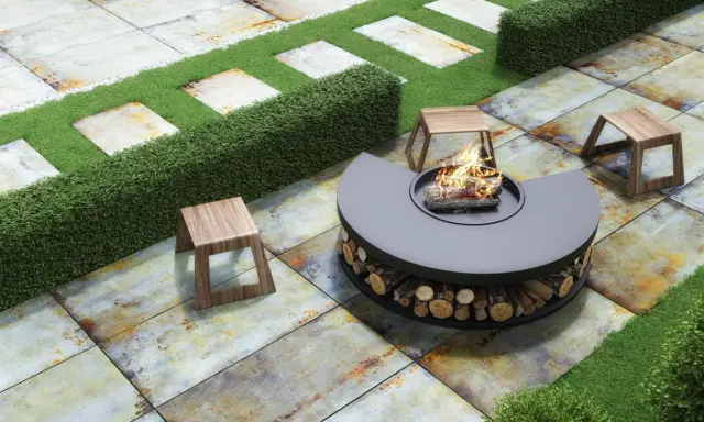 Terraza cubierta piso con hoguera moderna, asientos de madera y césped artificial.