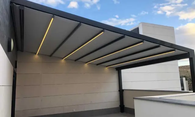 Modernos tipos de pérgolas con iluminación LED integrada, creando un ambiente acogedor en exteriores.