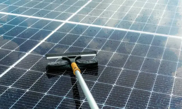 Herramienta para limpiar placas solares con agua y espuma. El proceso de como limpiar placas solares es sencillo y mejora su eficiencia.