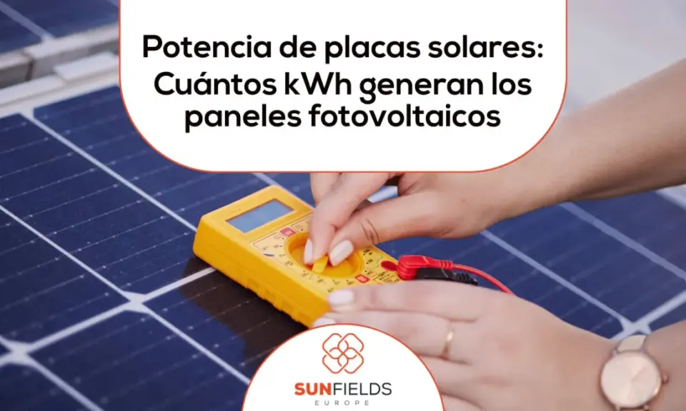 Manos ajustando un multímetro sobre una placa fotovoltaica, midiendo su potencia.