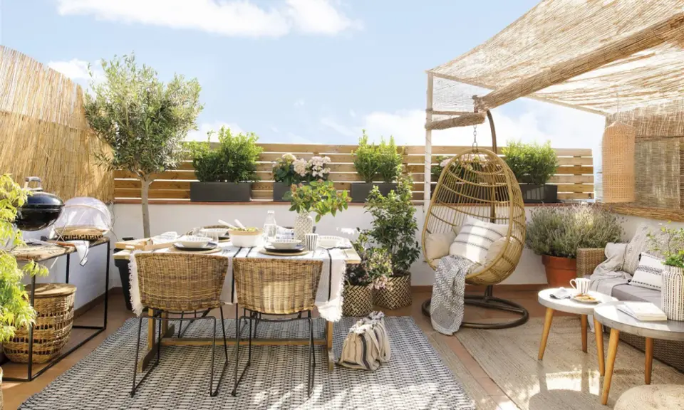 Terraza de 15 metros cuadrados lista para disfrutar. Mesa, sillas, barbacoa y un columpio para relajarse.