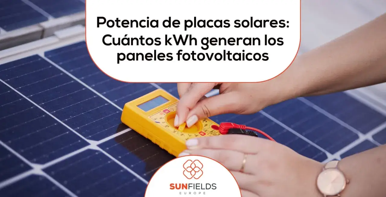 Manos ajustando un multímetro sobre una placa fotovoltaica, midiendo su potencia.