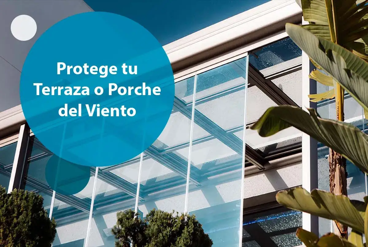 Protege tu terraza o porche del viento con estas soluciones. Cristales y vegetación crean un espacio acogedor.