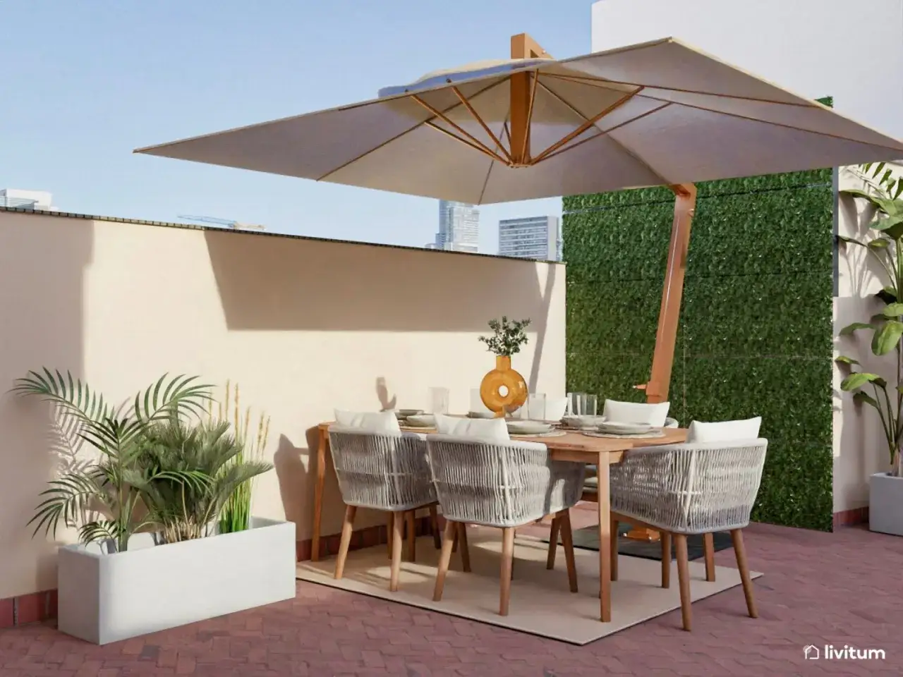 Comedor exterior en terraza de 25 metros cuadrados, con mesa de madera, sillas de cuerda y sombrilla.