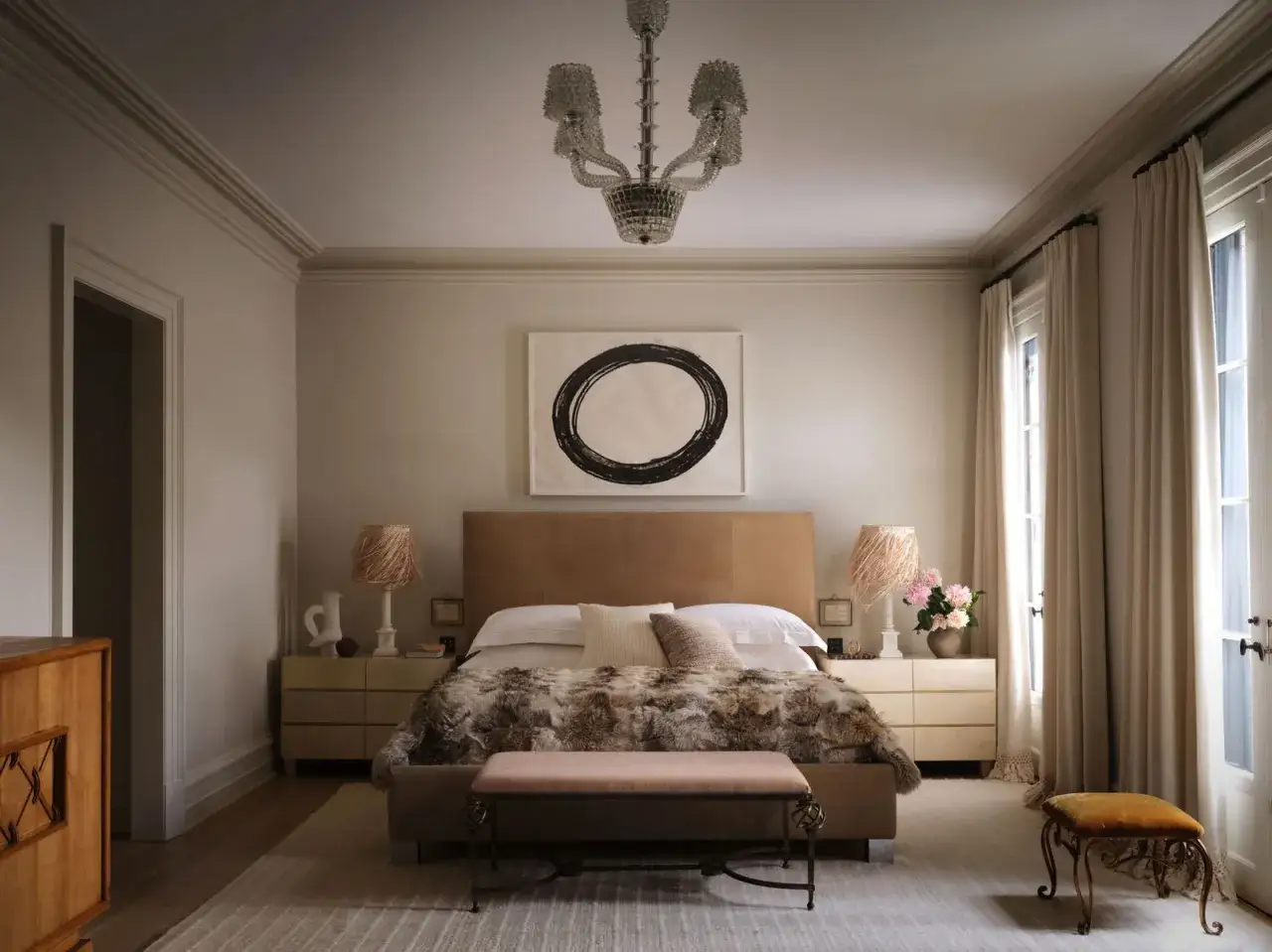 Dormitorio elegante con cama mullida, lámparas de mimbre y arte abstracto. Un ejemplo de cómo aplicar el feng shui en una casa pequeña para crear armonía.