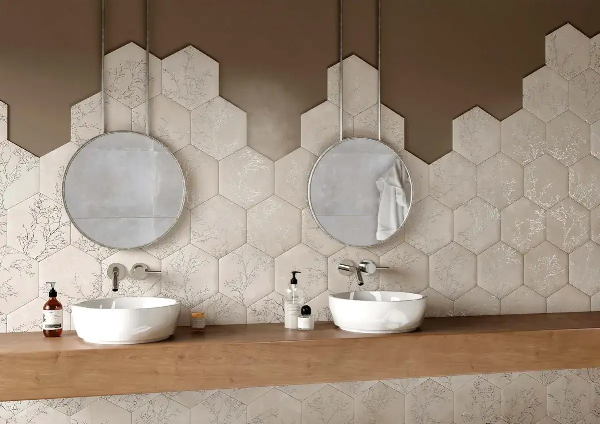Ideas azulejos baño pequeño: lavabos dobles con espejos redondos sobre azulejos hexagonales con diseño de ramas.