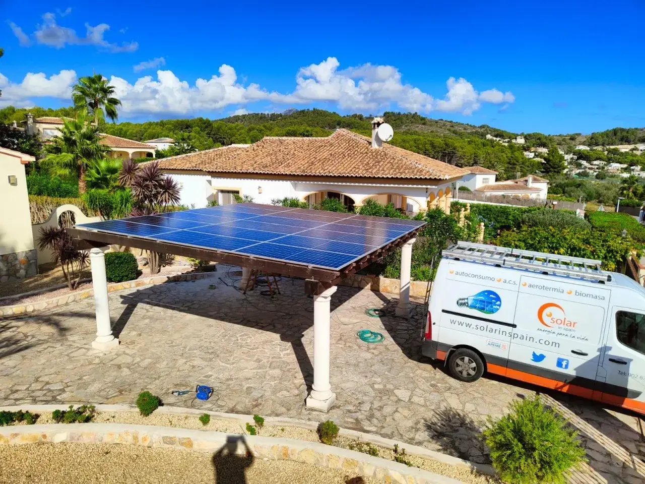 Instalación de paneles solares en una villa, parte de las tecnologías energéticas sostenibles. Una furgoneta de