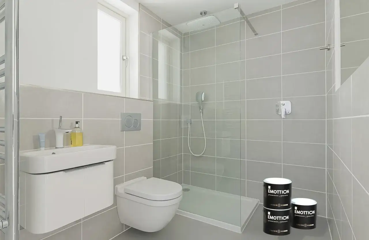 Moderno baño con azulejos grises. Dos latas de pintura