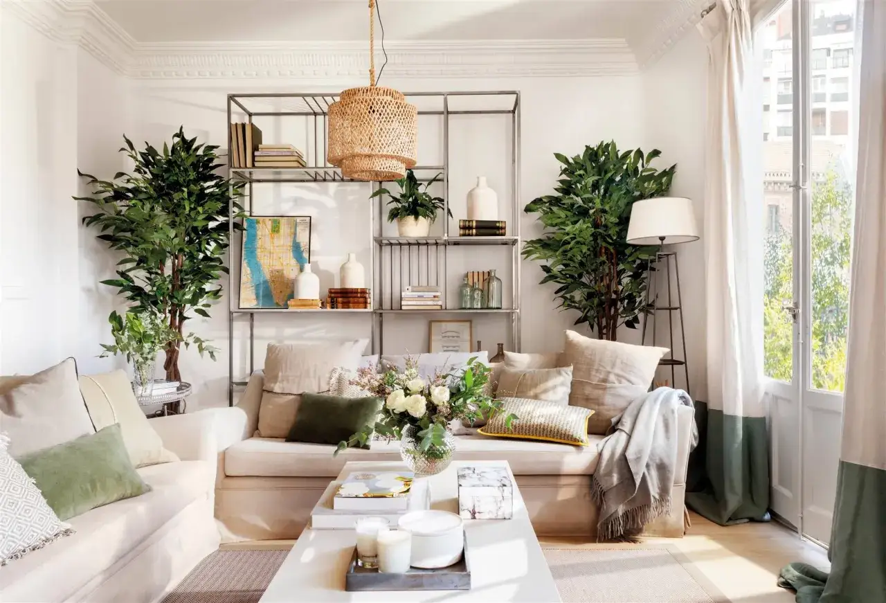 Sal&oacute;n acogedor con dos sof&aacute;s, mesa de centro y estanter&iacute;a met&aacute;lica. La clave para decorar con plantas el sal&oacute;n es la abundancia de vegetaci&oacute;n que aporta frescura y vida.