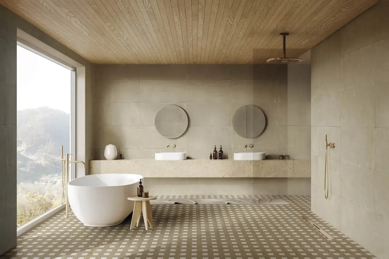 Elegante baño con bañera exenta, lavabos dobles y ducha. Las paredes y el suelo combinan baño color beige con detalles de madera en el techo.